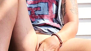 Loira adolescente se masturba no alpendre com brinquedos em close