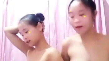 Filles indonésiennes asiatiques lesbiennes sous la douche