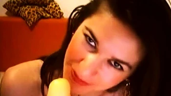 Cam girl libanaise brune se baise avec son gode