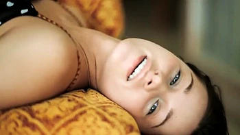 Irina Bruni mit großem Arsch: Doggy und Solo-Masturbation