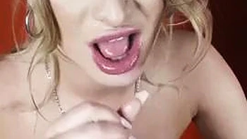 Meia-irmã loira chupando um pau grande de novo