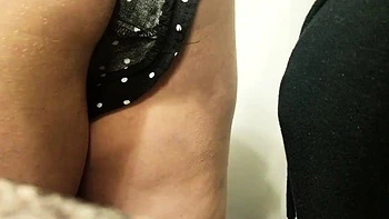Любительница кончает на шорты в POV