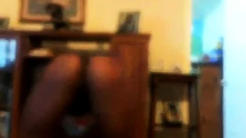 Толстая чёрная пышка трахает себя на камеру