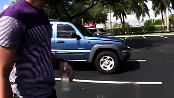 Подросток трахается с большим членом в позе догги и унижается