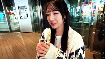 Chica asiática voluptuosa chupando y masturbando POV