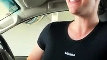 Brünette Milf wichst sich in der Autowäsche