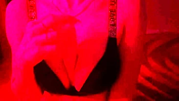 Blonde tatouée exhibe son talent pour la fellation