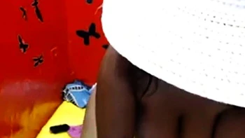 Пышная черная латиноамериканская MILF дрочит