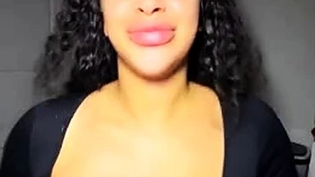 BBW negra con tetas grandes chupando y lamiendo pezones