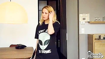 Amy Douxxx blonde maigrichonne se fait baiser et gifler sévère