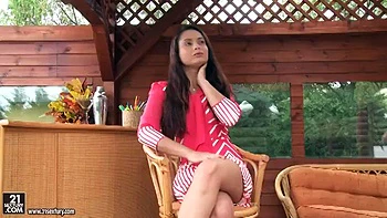 Kristall Ruth baise dure en trio: pipe, levrette, anal