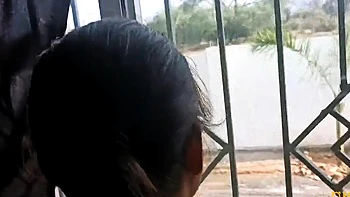 Esposa indiana Kamini faz boquete e se acaricia