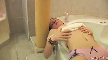 Любители дрочат и трахаются в групповухе