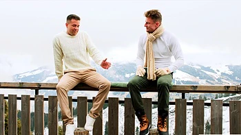 MILF Brandi Love baisée durement en trio avec crachat