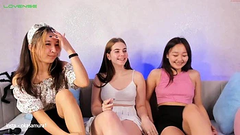 Brunette asiática amadora curtindo sexo lésbico