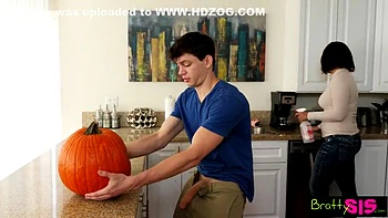 Irmão de criação fode a irmã de criação ao lado