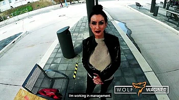 Sidney peituda gótica fodendo no trem na estação