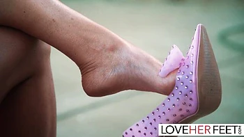 Victoria Zdrok blonde se fait lécher les pieds en culte