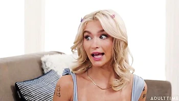 Jovens Penny Barber e Emma Rosie chupam e levam de quatro com pau grande