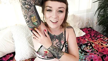 Felicia se mete dedos en la húmeda concha hasta el orgasmo