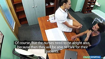 Пышная молодая медсестра сосет большой член