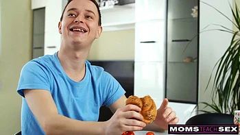 MILF safada Alyssa Reece deixa enteado virgem foder sua buceta