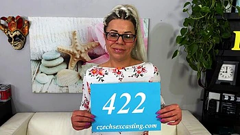 Lucka 2 mûre et pulpeuse reçoit une bonne grosse gâterie faciale