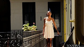 Heiße Latina Ebony saugt dicken Schwanz im Cowgirl-Stil