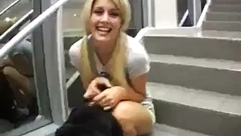 Лейси трахают в позе догги и наездницы с минетом