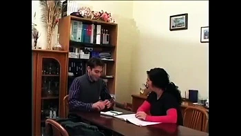 Мачеха трахает мой огромный член в спальне