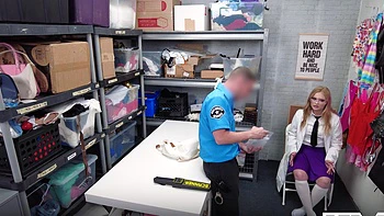 Mckenzie Mae et Tony Rubino baisent fort au bureau