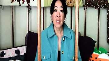 Windel-Fetischist über dreckige volle Windeln