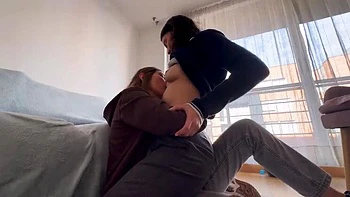 Voisine latina sexy de Scarlettandc enseigne le doigté lesbien et la branlette de chatte