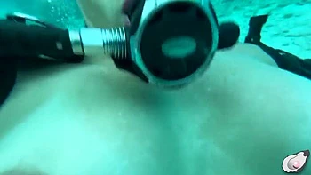 Pulpo cachondo folla duro a Supergirl MILF con clítoris enorme bajo el agua