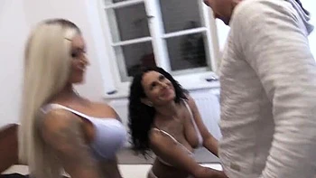 Trío con Mila y Mara: blowjob a alemanas tatuadas con grandes tetas y culo