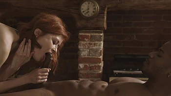 Nina Sever la rousse chevauche grosse queue noire en reverse cowgirl