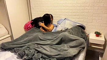 Esposa brasileira morena fodida em orgia amadora a três