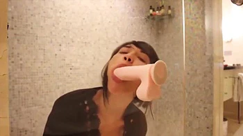 Babe peituda monta dildo: cowgirl, brinca com xixi