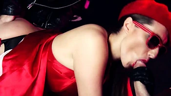 Salope chaude baise rockeurs en DP sur la table de billard