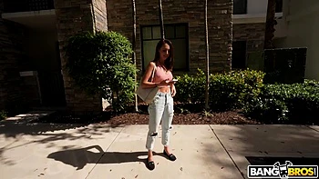 Она берет член за деньги: глубокий минет и раком