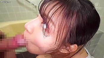 Chica japonesa con culo enorme moviéndolo