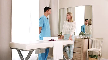 Blonde Polly White fickt im dreckigen Massagezimmer