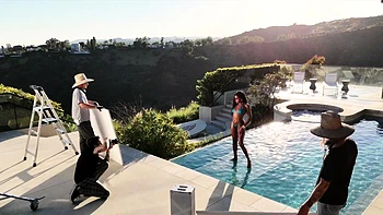 Nicole fickt dicken schwarzen Schwanz in Dessous