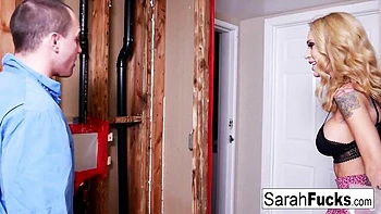 Худая блондинка Сара Джесси с большими сиськами и жопой