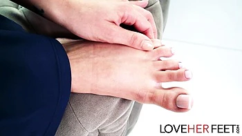 Gal Ritchie’s Fußjob JOI Szene