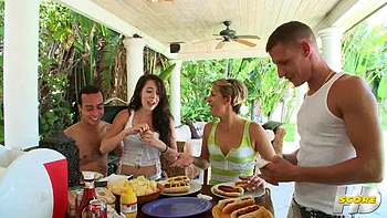 Latina amateure suce et encaisse un creampie en trio cowgirl