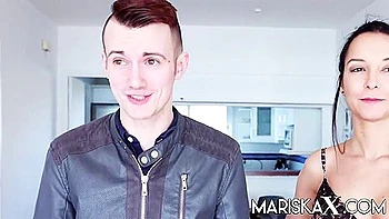 Sam Bourne lèche profondément la chatte d'une brune adolescente