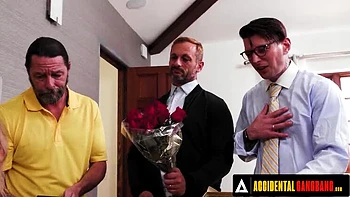 Rebel Rhyder es follada en gangbang y abandonada por varios tipos