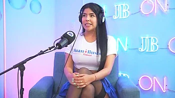 Latina pulpeuse Mayaofi chevauche le Sybian fort et reçoit un facial