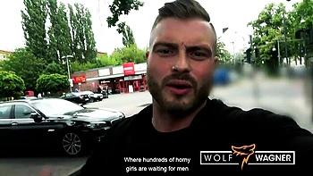 Грязная Присцилла дрочит член и сосёт в публичном POV